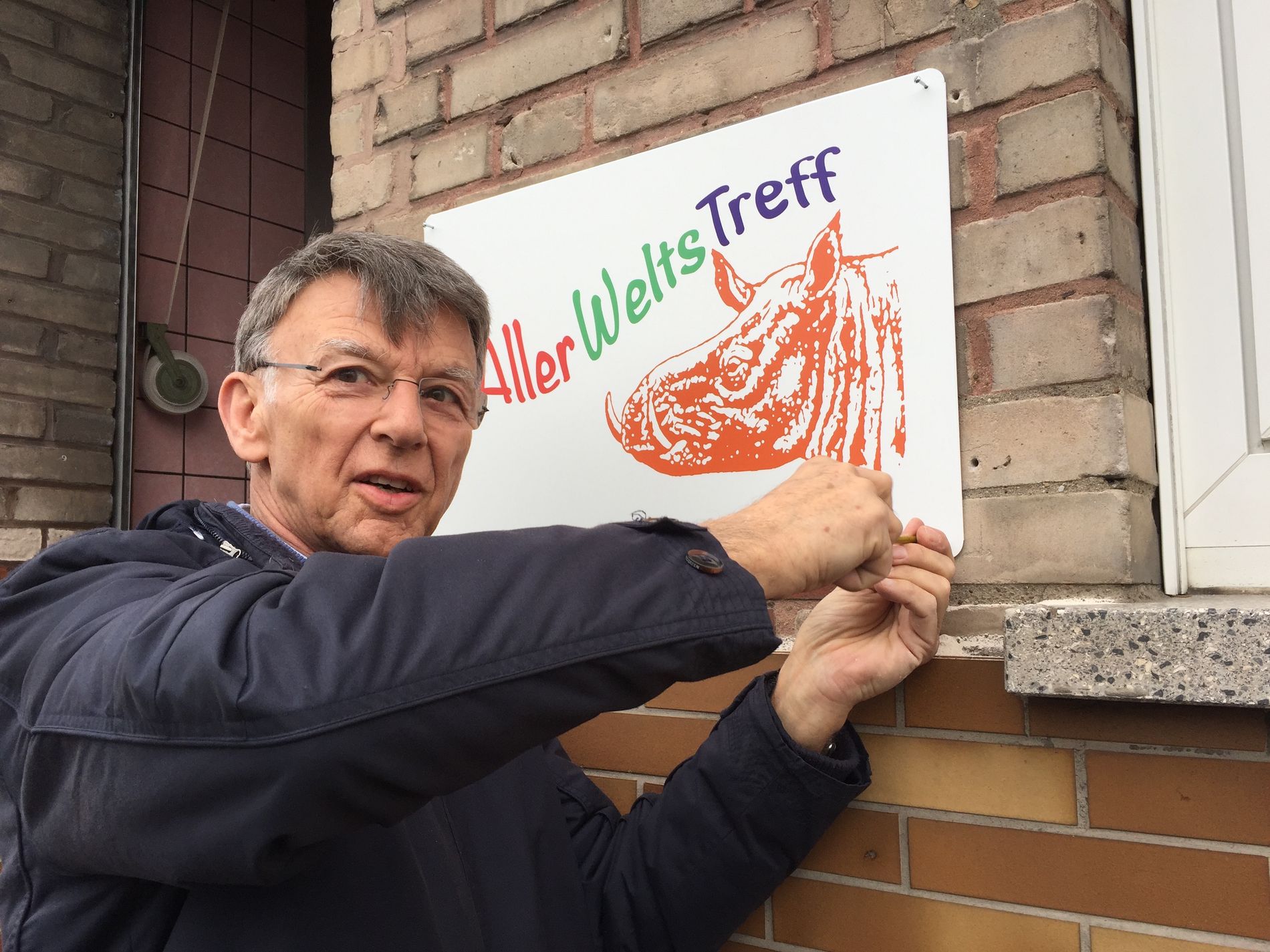 Schild mit Aufschrift 'AllerWeltsTreff' 